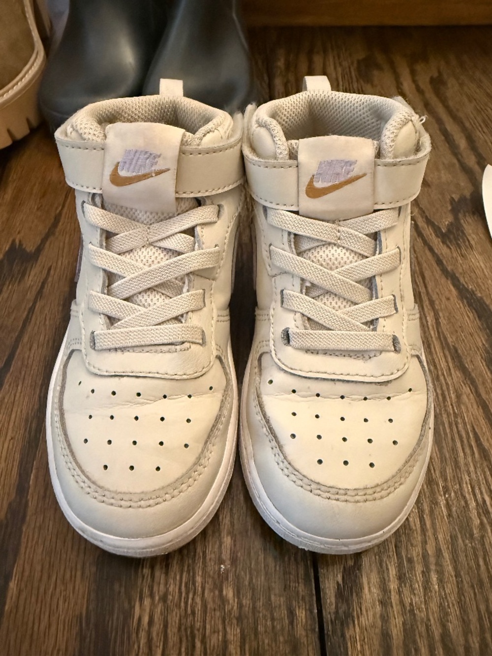 Nike Kids High-Top Sneakers in Cream & Light Purple